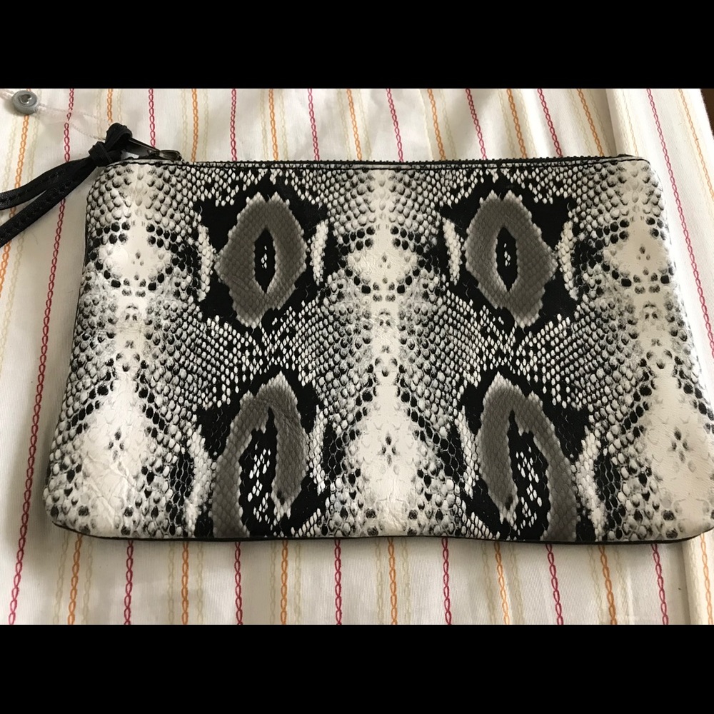 - Stylesnob Clutch New w Tags Python Print/Black